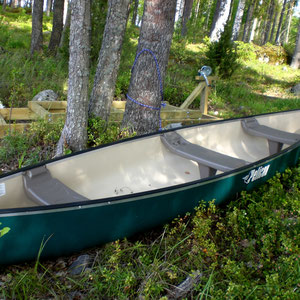 Direkt von der Veranda ins Kanu oder eines Ihrer anderen Boote. Familienfreundliches 3er Anfängerkanu. Auch alleine zu paddeln. 50 m am Ufer vor dem Haus. 4er Kanu zubuchbar