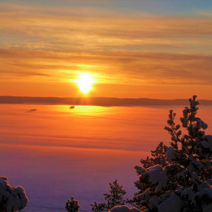 Finden Sie Ruhe und Gelassenheit hoch über der Winterlandschaft bei absoluter Stille, nur unterbrochen von den Geräuschen des Eisganges. Ein besonderes Erlebnis ist der zugefrorene Päijännesee vom 1,5 km entfernten Aussichtsturm gesehen