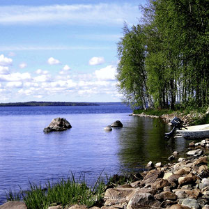 Für Ihre Abkühlung zwischendurch oder nach der Sauna im Haus: Ihr Badeplatz und Steg mit  Bootsanlegestelle ca. 50 m vor dem Haus. Hier Blick vom Steg auf den Päijänne See aus der Bucht zum Hauptsee