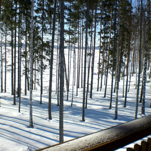 Mit einem Glühwein in der Hand und in Decken eingemummelt schauen Sie im Winter auf das polare Panorama am See