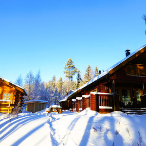 Gehen Sie im Winter direkt mit den Langlaufski, Ziehschlitten, All Terrainski, Schneeschuhen oder Winterbikes auf die Loipen des Sees oder auf den See und genießen Sie das winterliche Panorama des gefrorenen Archipels