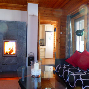Entspannene Sie sich im Winter nach Ihren Outdoor-Aktivitäten vor dem Feuer des großen Specksein-Kaminofens im Wohnzimmer