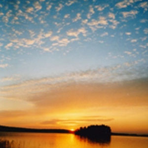 Abendstimmung auf dem See. Genießen Sie private Momente mit Ihren Lieben auf dem Boot beim Sonnenuntergang