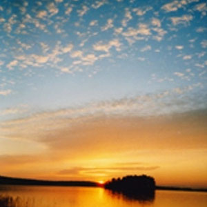 Abendstimmung auf dem See. Genießen Sie private Momente mit Ihren Lieben auf dem Boot beim Sonnenuntergang