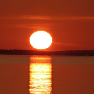 Erleben Sie am Päijänne See Sonnenuntergänge, wie am Meer. Nur wenige 100 m von der benachbarten Halbinsel aus