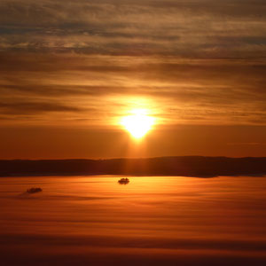 Erleben Sie den Zauber und die Ruhe eines winterlichen Sonnenuntergangs über dem gefrorenen Archipel