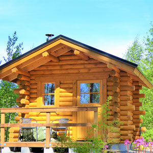 Ihre eigene traditionelle finnische Blockhaus-Sauna wartet direkt am Haus auf Sie, nur 50 m vom See und für Gemütliche, nur 10 m zur Dusche im Haus