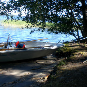 Nach der Tour über dem See landen Sie z.B. an einer kleinen Bucht der Insel Kelvenne an. Die Insel steht unter Naturschutz. Die dortigen Zeltplätze mit Feuerstellen und Sandstränden werden von der finn. Naturschutzbehörde gepflegt.