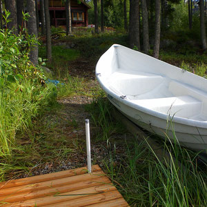 Unsere Boote, nur 50 m vom Haus direkt am See.