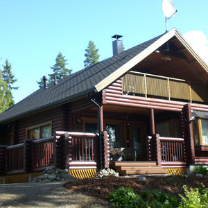 Das Sunny Mökki Sysmä. Stilvolles und rustikales Refugium inmitten der Inselwelten des Päijänne Sees. Südlage am Ende der Welt und dennoch mit allen modernen Annehmlichkeiten. Blick von der Seeseite auf das Blockhaus mit direktem Weg zum See, 50 m
