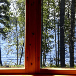 Die sonnige Zeit im Mökki setzt sich am Mittag fort:   Genießen Sie den Seeblick während des Essens in Ihrem Sonnenerker zum See.. Enjoy lakeside while dining