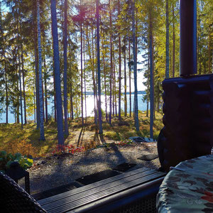 Letzte Sonnenstrahlen im Herbst, während Sie von der Terrasse auf den See blicken