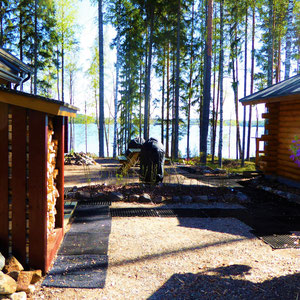 Grillen Sie mit dem Kugelgrill oder räuchern Sie mit dem großen Weber Smoker, während Sie zwischen Ferienhaus und Blockhaus Außensauna den See und das Wellenrauschen genießen
