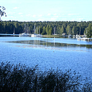 Sie lassen sich gerne den Wind um die Nase wehen? Segel- und Bootshafen unweit des Hauses, auf dem Anfahrtsweg von Sysmä zum Mökki gelegen. Marina for sailboats / boats