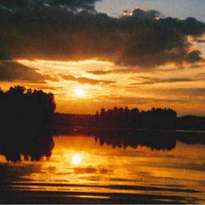 Gehen Sie am Abend nochmals angeln und erleben Sie ruhige Zeiten beim Sonnenuntergang auf dem See