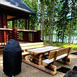Ihre neue, rustikale dritte Sitzgruppe zwischen Haus und Sauna, Westseite mit Nachmittags- und Abendsonne. Kugelgrill und großer Weber Smoker. Natürlich auch mit Blick auf den See und Wellenrauschen