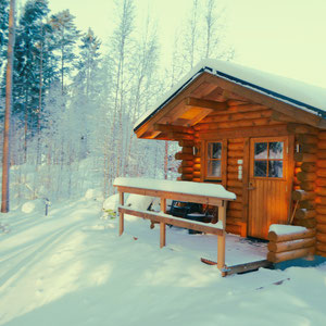 Nach Ihren winterlichen Aktivitäten am See oder in den Wäldern der Umgebung heizen Sie Ihre Blockhaus Außensauna am Ferienhaus an und entspannen bei der wohligen Wärme des großen Saunaofens