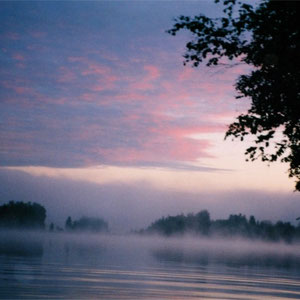 Geheimnis einer Sommernacht am See in Finnland erleben