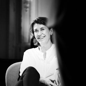 dirigeante d'entreprise en conférence 