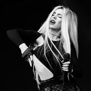 portrait de concert de l'artiste ava max 