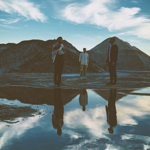 3 hommes devant des montagnes 