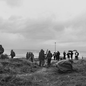 equipe de tournage sur une plage 