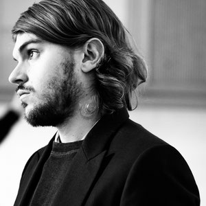 portrait de profil de l'acteur Zacharie chasseraud en noir et blanc 