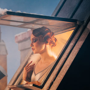femme mélancolique a la fenêtre 