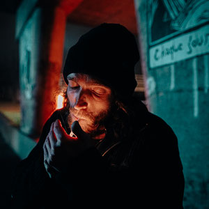 homme qui fume une cigarette dans un univers post apocalyptique
