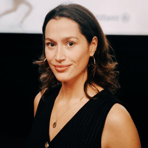 comédienne invité a une avant première paris
