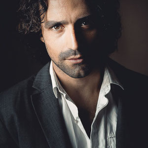 Portrait professionnel d’acteur en lumière naturelle à Paris 