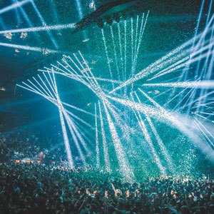 ambiance de concert depuis le haut avec un show lumiere et visuel 