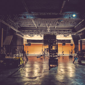 un studio de cinéma avec du matériel technique 