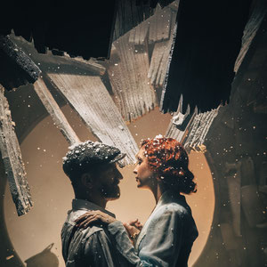 séquence d'un couple qui s'enlacent dans un décor de cinéma 