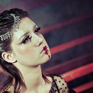 portrait de la comédienne adele Exarchopoulos sur un tournage 