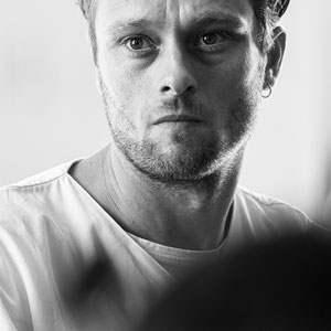 portrait comédien en noir et blanc