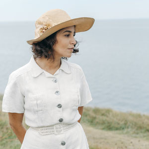 portrait de leila bekhti en costume d'époque au bord de la mer 