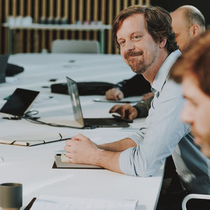 Séminaire d’entreprise à Paris, équipe réunie en salle de réunion