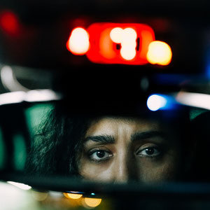 portrait de la comédienne golshifteh farahani dans une voiture avec son regard dans le rétroviseur 