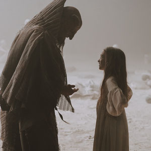 un monstre qui parle a une petite fille en face a face 