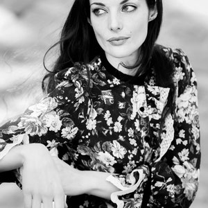 portrait de comédienne en noir et blanc sur paris 