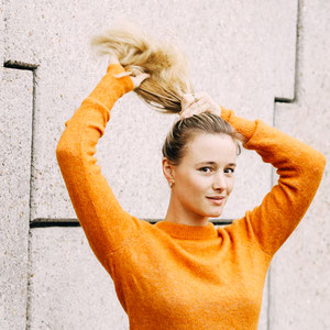 portrait d'une jeune comédienne avec un haut coloré sur paris 