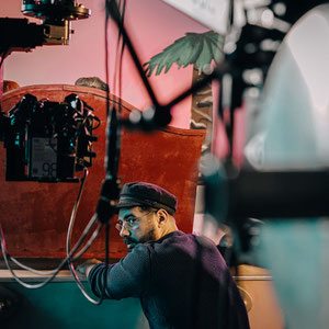 portrait du photographe et réalisateur Sebastien Salamand sur un tournage a coter d'une caméra et dans le Decor 