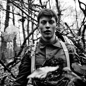 portrait photo d'un soldat sur un film en noir et blanc sur la guerre