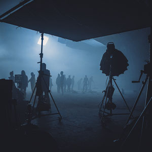 image en clair obscur d'un studio de cinéma dans des teintes de bleu