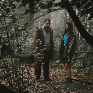 karim leklou et vimala pons en foret de plan pied lors d'un tournage de film