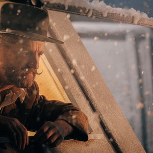 portrait de l'artiste Matthias malzieu sur un tournage de clip ou il se trouve au bord dune fenêtre sous la neige 