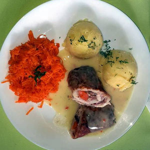 roladki schabowe z boczkiem w sosie musztardowym z aromatyczną marchewką