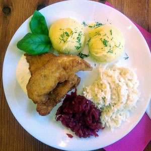 nuggetsy z surówką i buraczkami