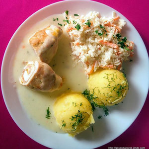 roladka drobiowa w sosie serowym